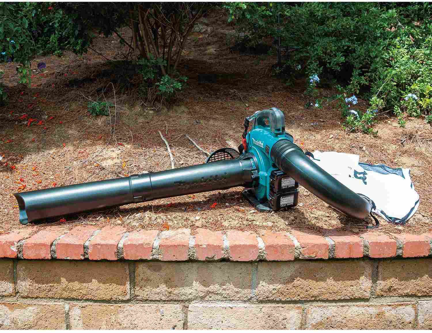 Makita XBU04PTV 36V (18V X2) LXT Brushless Blower Kit with Vacuum Attachment Kit (5.0Ah)