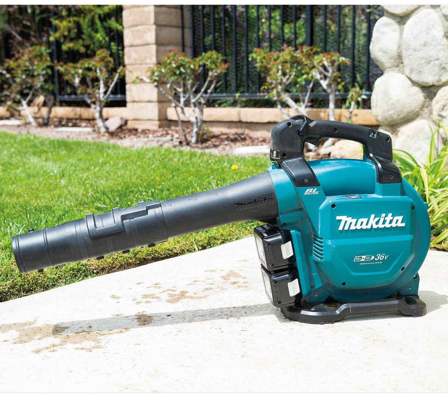 Makita XBU04PTV 36V (18V X2) LXT Brushless Blower Kit with Vacuum Attachment Kit (5.0Ah)