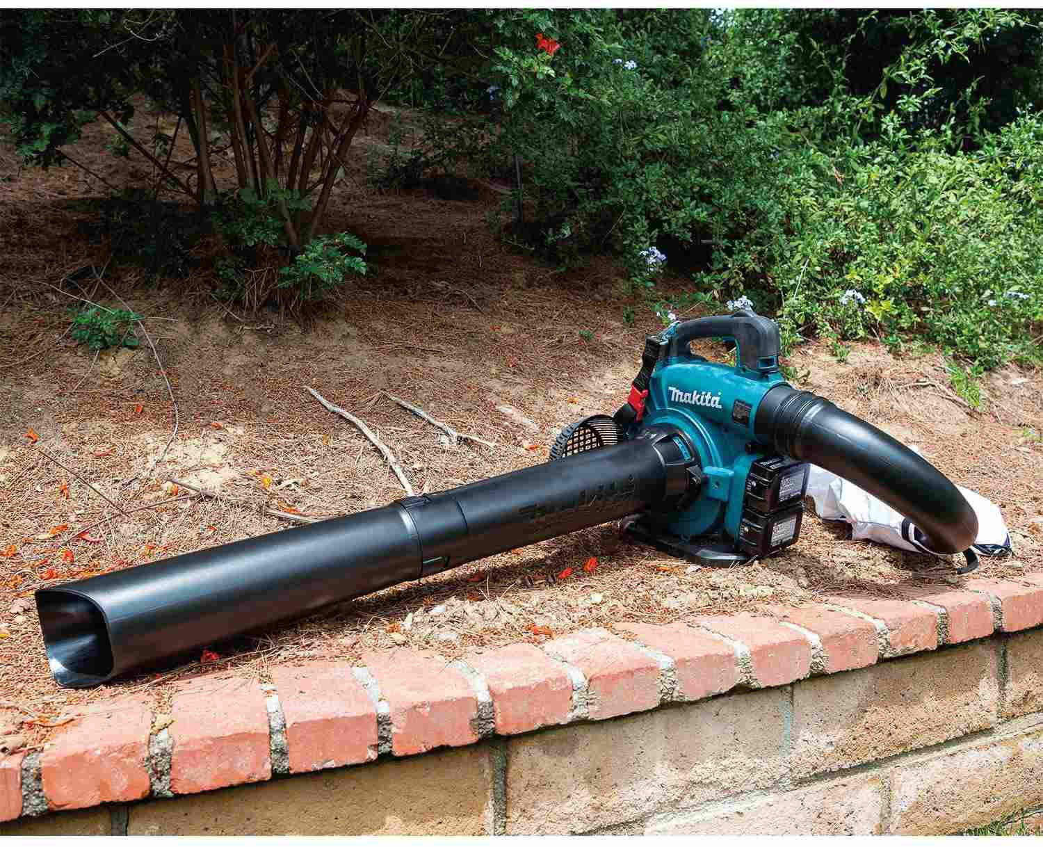 Makita XBU04PTV 36V (18V X2) LXT Brushless Blower Kit with Vacuum Attachment Kit (5.0Ah)