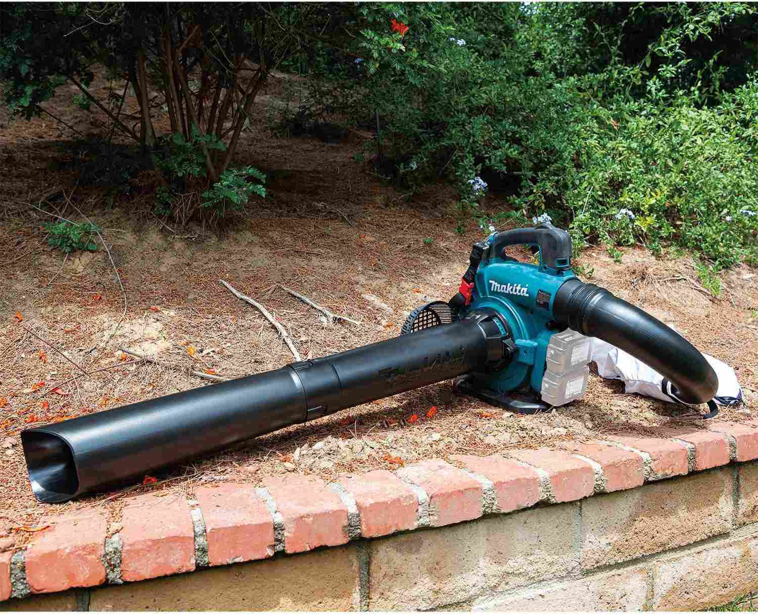 Makita XBU04ZV 36V (18V X2) LXT Brushless Blower with Vacuum Attachment Kit, Tool Only