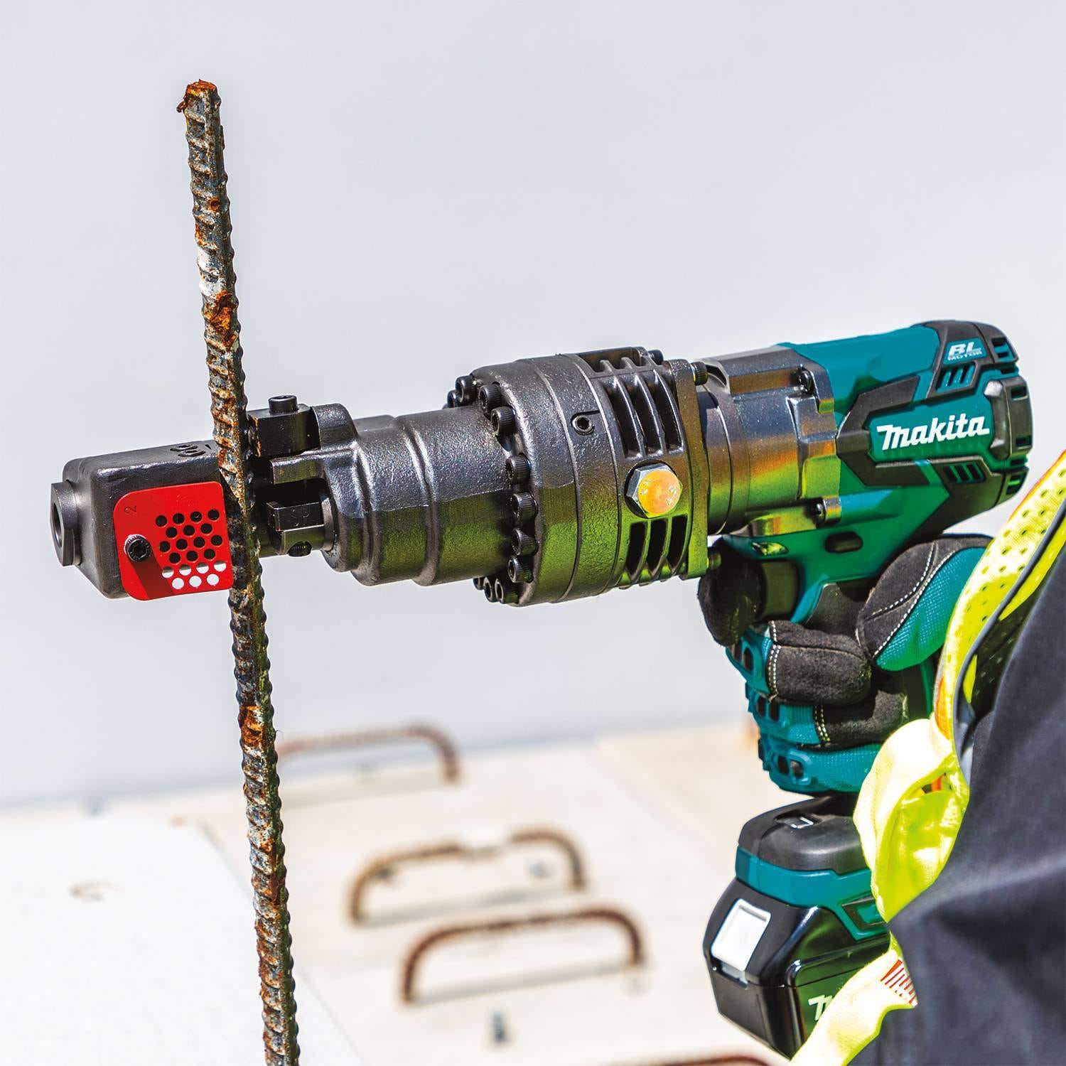 Makita XCS04T1 18V LXT Lithium-Ion Brushless Cordless Rebar Cutter Kit (5.0Ah)