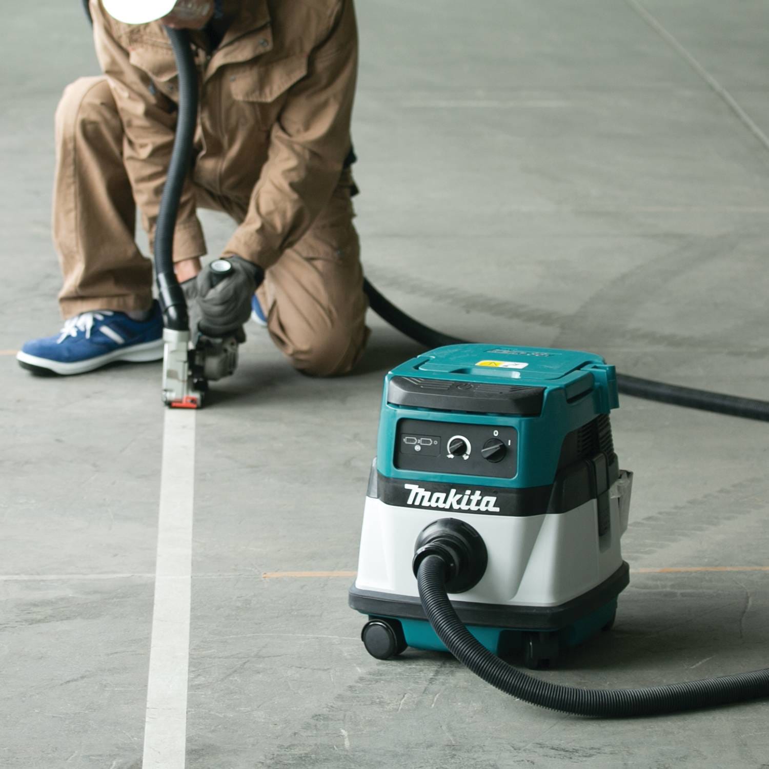 Makita XCV04PT 36V (18V X2) LXT/Corded 2.1 Gallon HEPA Filter Dry Dust Extractor/Vacuum Kit (5.0Ah)