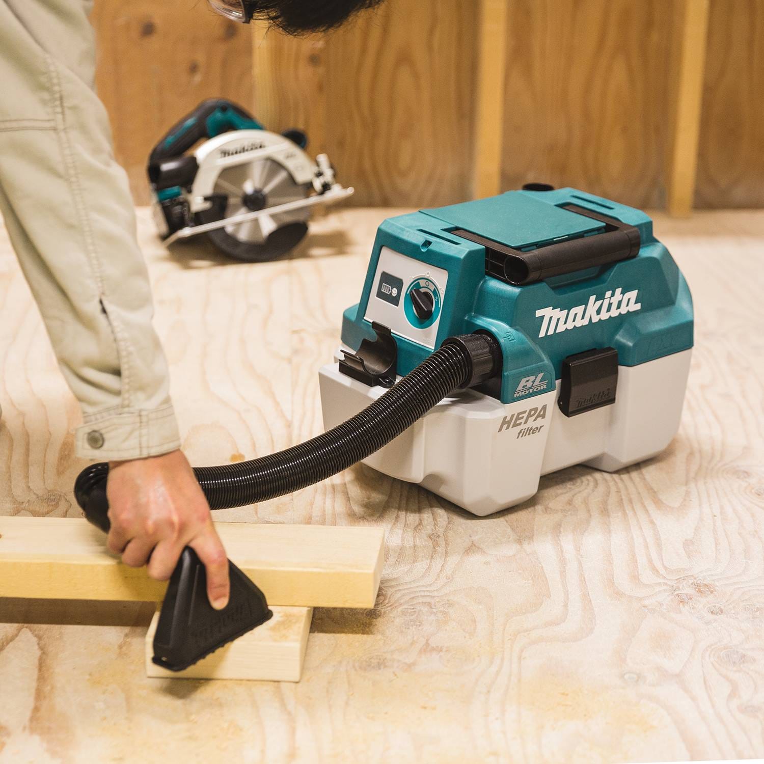 Makita XCV11T 18V LXT Lithium-Ion Brushless Cordless 2 Gallon HEPA Filter Portable Wet/Dry Dust Extractor/Vacuum Kit (5.0Ah)