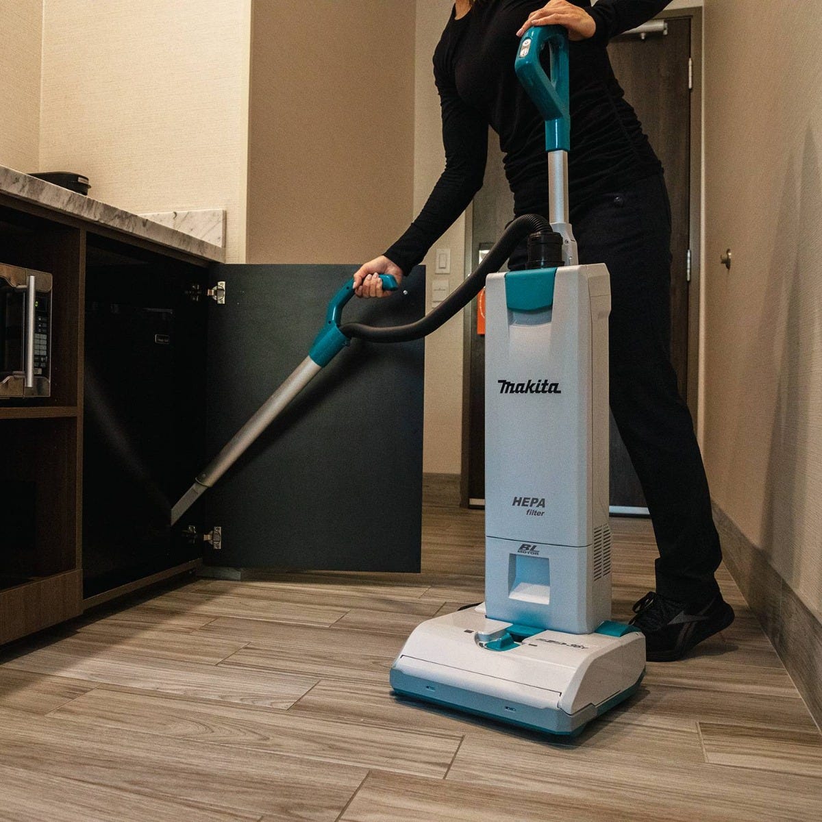 Makita XCV19PG 18V X2 (36V) LXT Brushless Cordless 1.3 Gallon HEPA Filter 12" Upright Vacuum 6.0Ah Kit