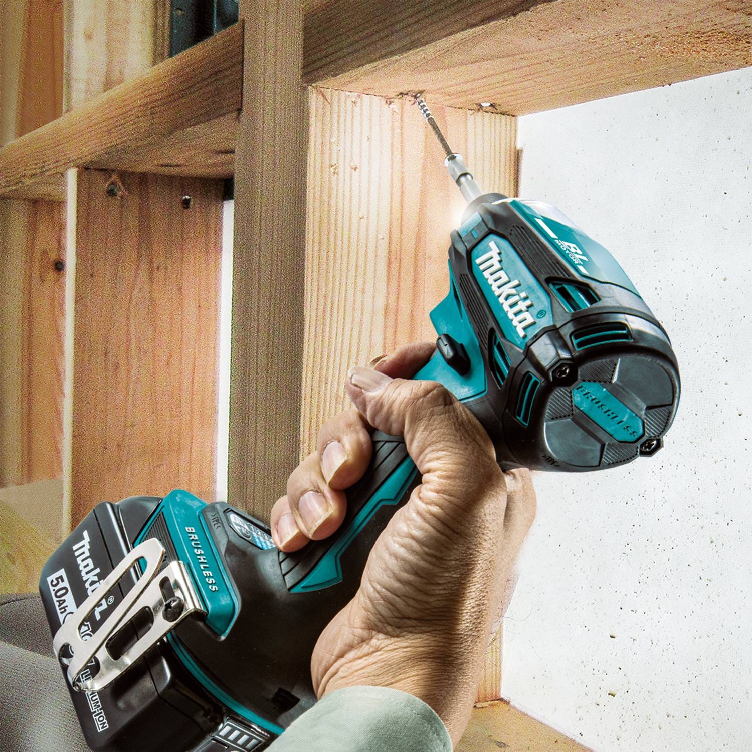 Makita XDT19T 18V LXT Lithium-Ion Brushless Cordless Quick-Shift Mode 4-Speed Impact Driver Kit (5.0Ah)