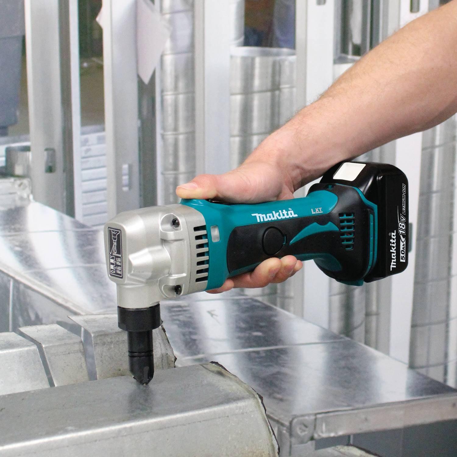 Makita XNJ01T 18V LXT Lithium-Ion Cordless 16 Gauge Nibbler Kit (5.0Ah)