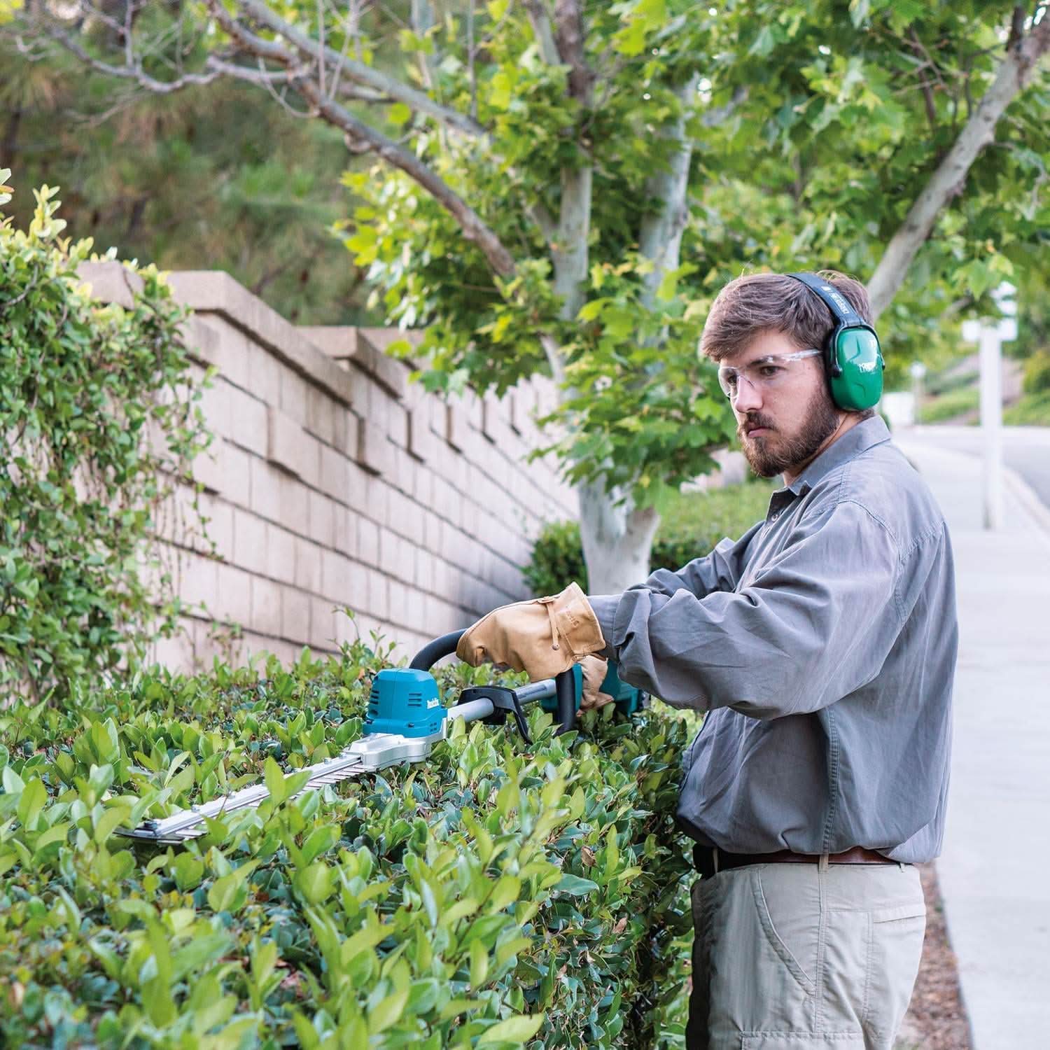 Makita 18V LXT Brushless 24" Pole Hedge Trimmer Kit (5.0Ah) w/ 18V LXT / 12V max CXT Bluetooth Speaker