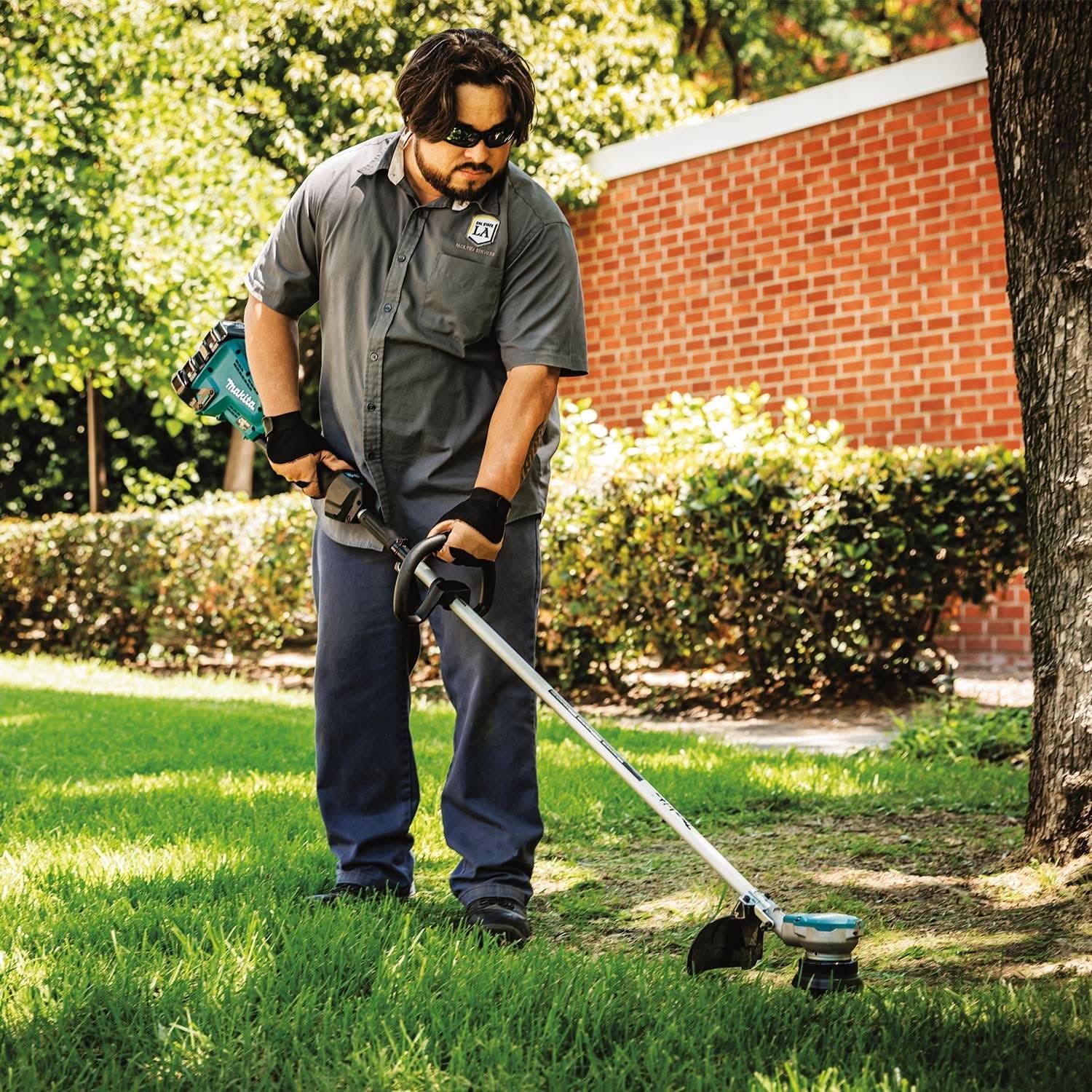 Makita 18V X2 (36V) LXT Brushless String Trimmer Kit (5.0Ah x4) w/ 18V LXT / 12V max CXT Bluetooth Speaker