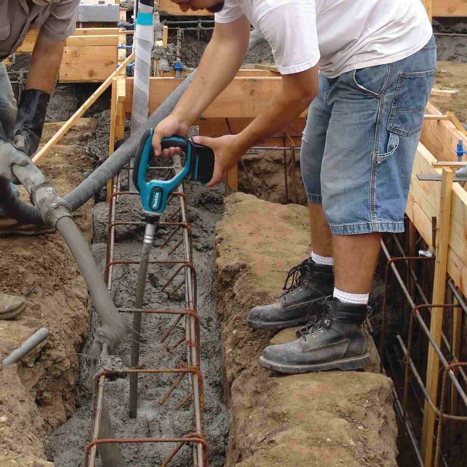 Makita XRV02T 18V LXT Lithium-Ion Cordless 8' Concrete Vibrator Kit (5.0Ah)