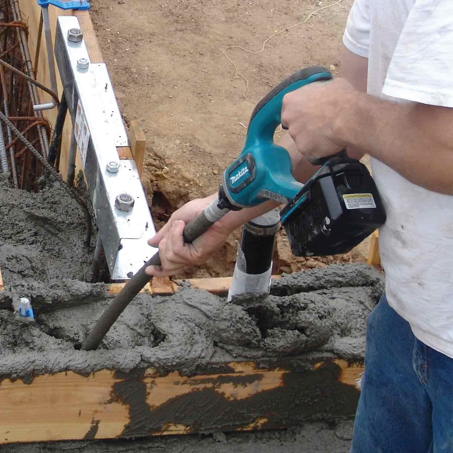 Makita XRV02T 18V LXT Lithium-Ion Cordless 8' Concrete Vibrator Kit (5.0Ah)