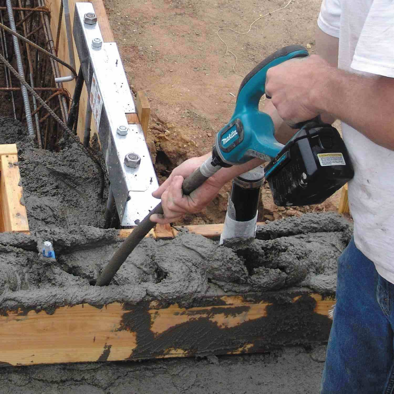 Makita XRV02T 18V LXT Lithium-Ion Cordless 8' Concrete Vibrator Kit (5.0Ah)
