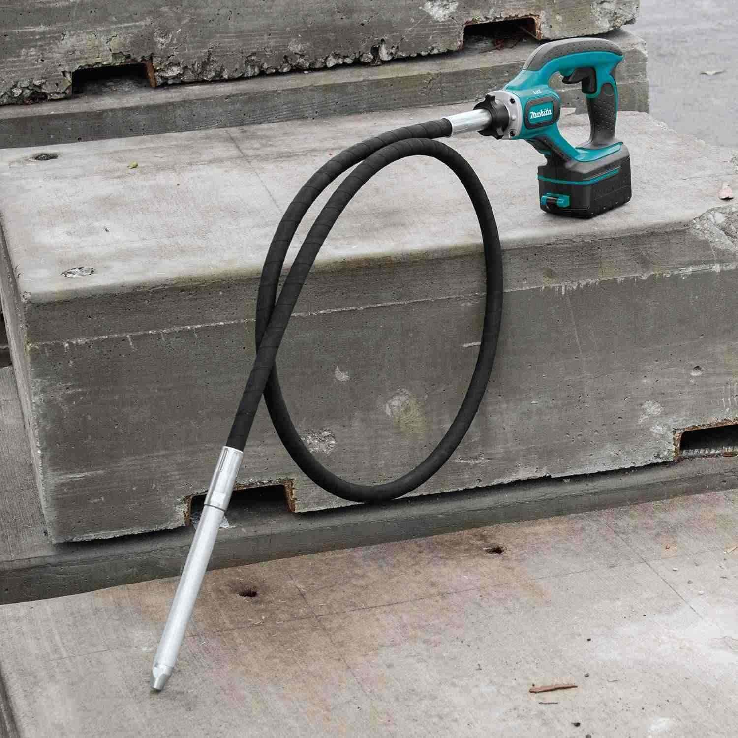 Makita XRV02T 18V LXT Lithium-Ion Cordless 8' Concrete Vibrator Kit (5.0Ah)