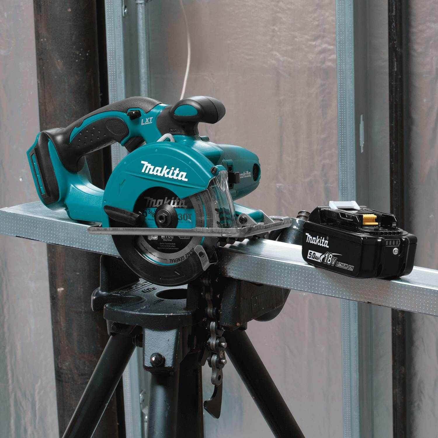 Makita XSC01T 18V LXT Lithium-Ion Cordless 5-3/8" Metal Cutting Saw Kit (5.0Ah)