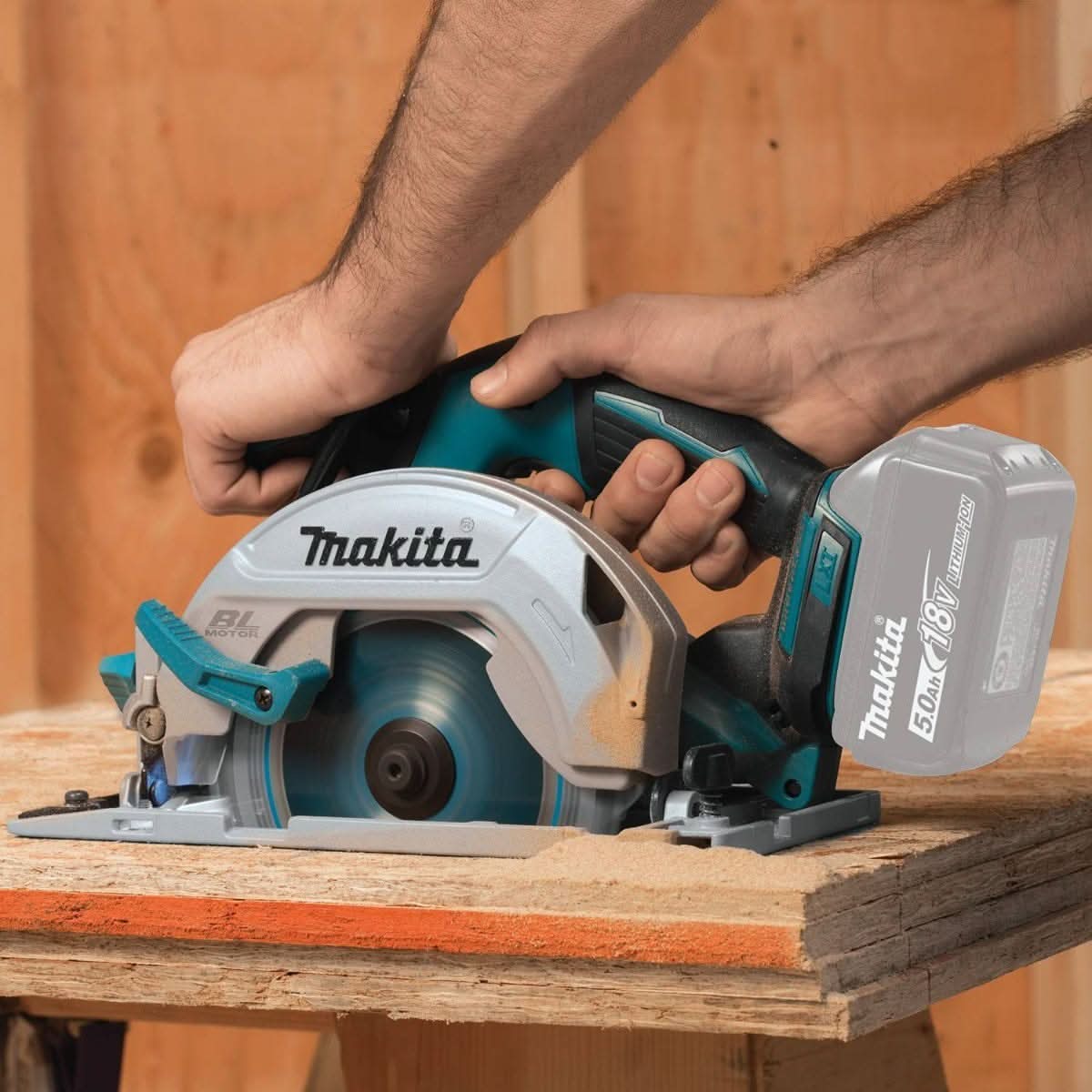 Makita 18V LXT Brushless 6-1/2" Circular Saw with 18V 4.0Ah Battery & Charger Starter Pack