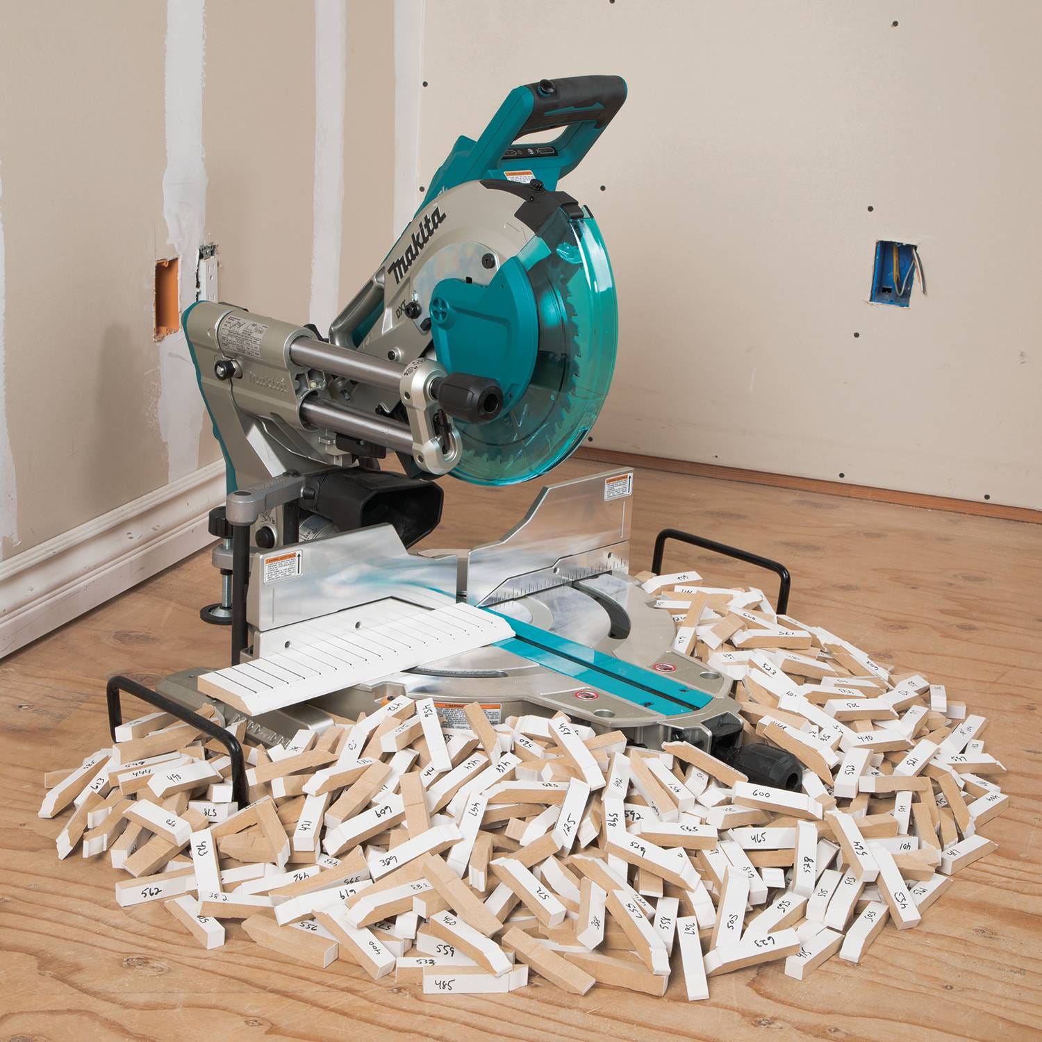 Makita XSL04PTU 36V (18V X2) LXT Brushless 10" Dual-Bevel Sliding Compound Miter Saw Kit, AWS and Laser (5.0Ah)