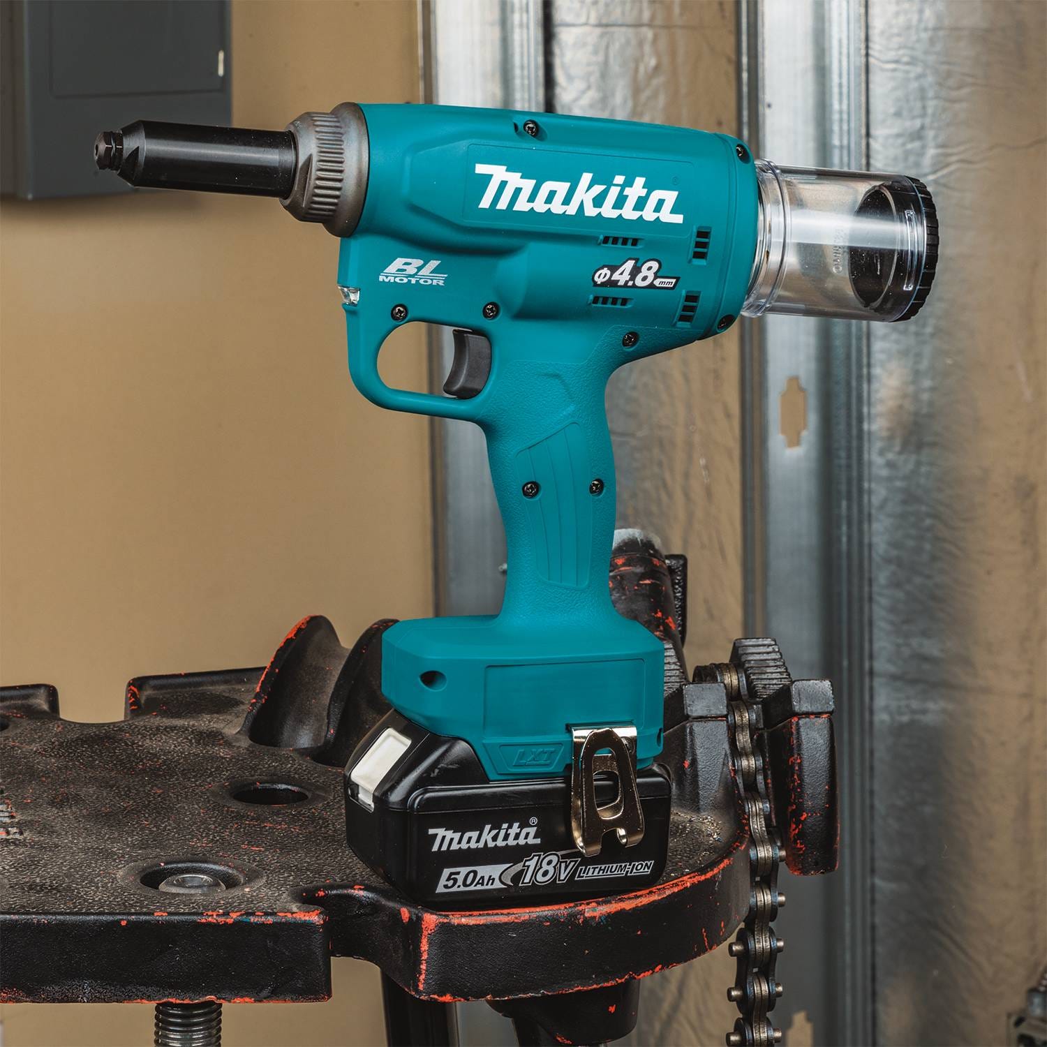 Makita XVR01T 18V LXT Lithium-Ion Brushless Cordless Rivet Tool Kit (5.0Ah)