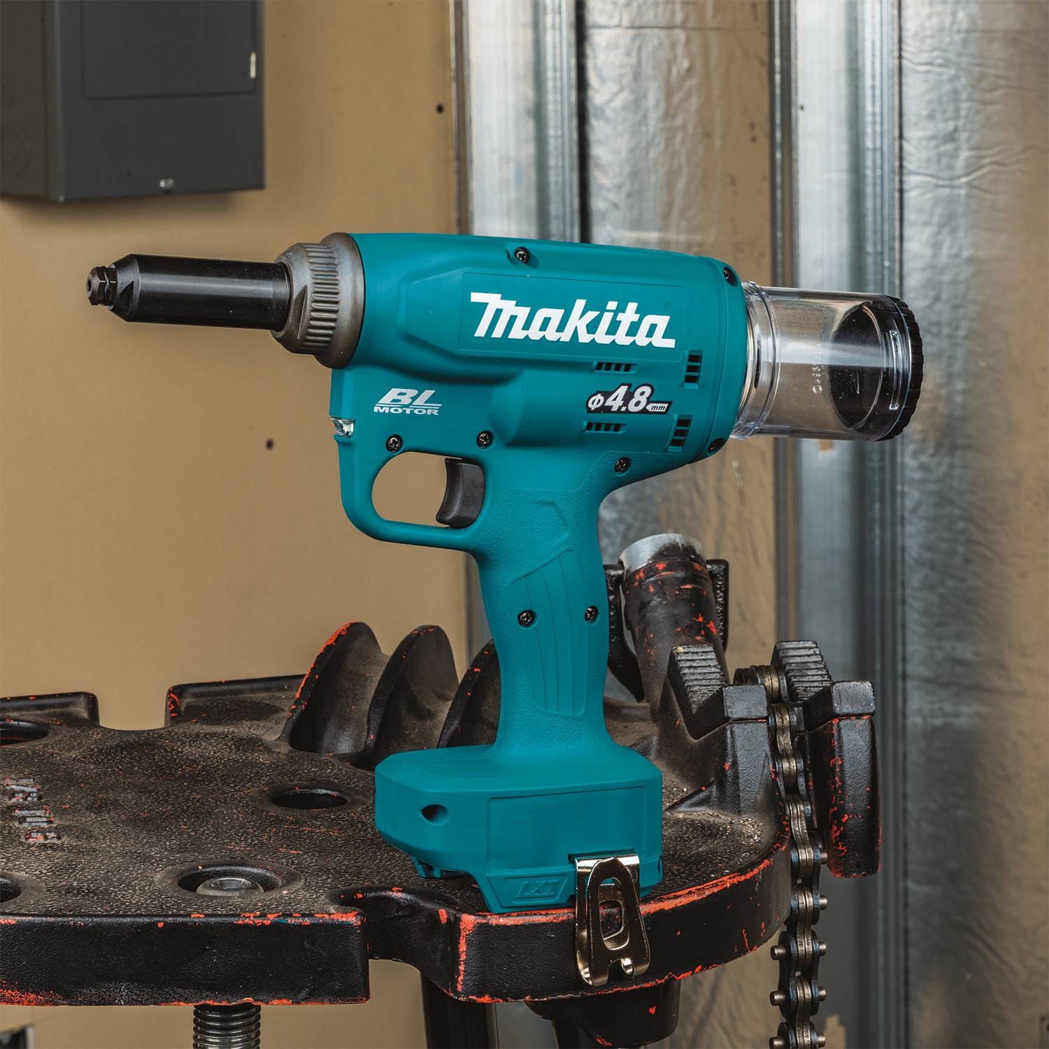 Makita XVR01Z 18V LXT Lithium-Ion Brushless Cordless Rivet Tool, Tool Only