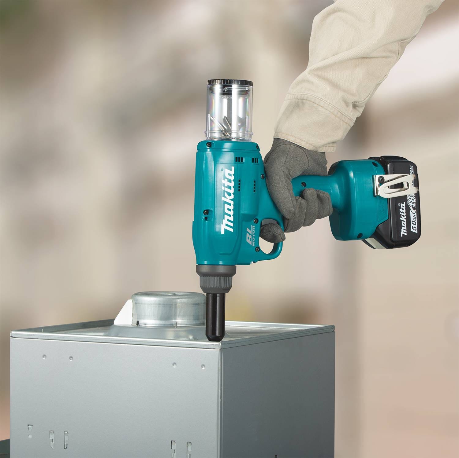 Makita XVR02T 18V LXT Lithium-Ion Brushless Cordless Rivet Tool Kit (5.0Ah)