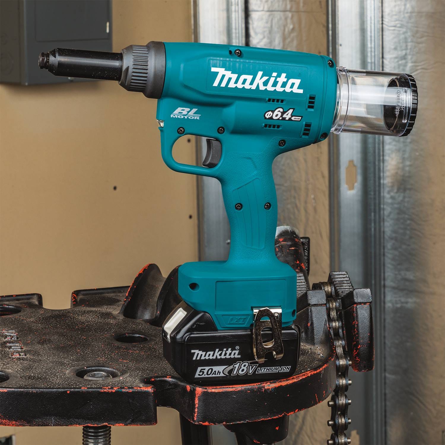 Makita XVR02T 18V LXT Lithium-Ion Brushless Cordless Rivet Tool Kit (5.0Ah)