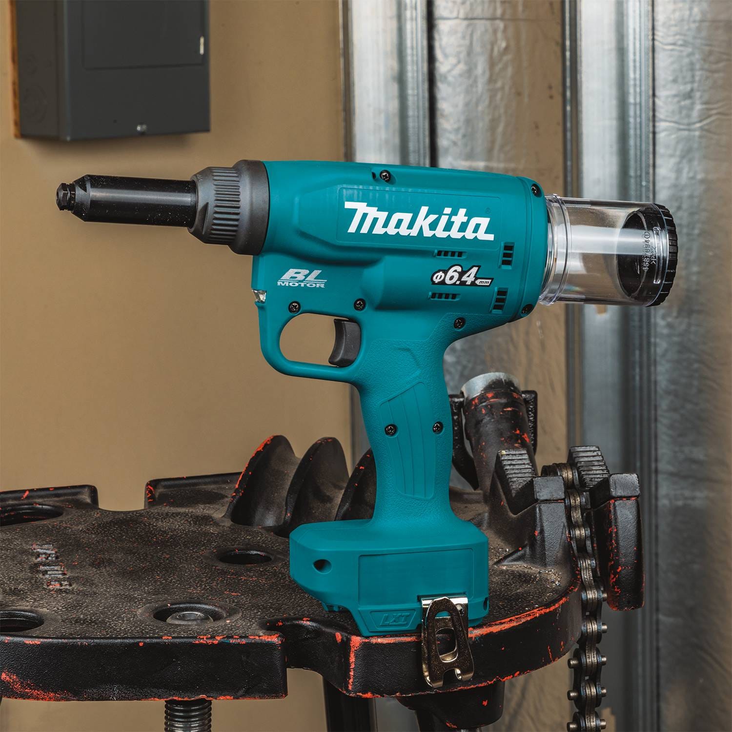 Makita XVR02Z 18V LXT Lithium-Ion Brushless Cordless Rivet Tool, Tool Only