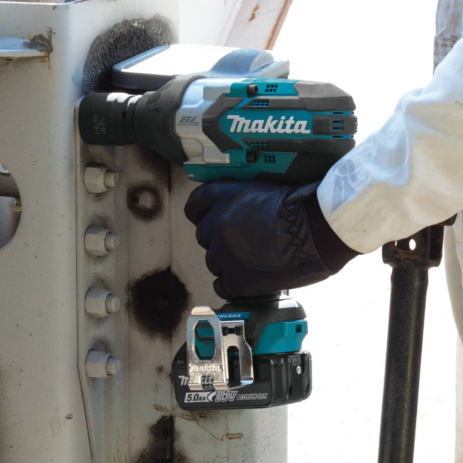 Makita XWT07T 18V LXT Lithium-Ion Brushless Cordless High-Torque 3/4" Sq. Drive Impact Wrench Kit w/ Friction Ring Anvil (5.0Ah)