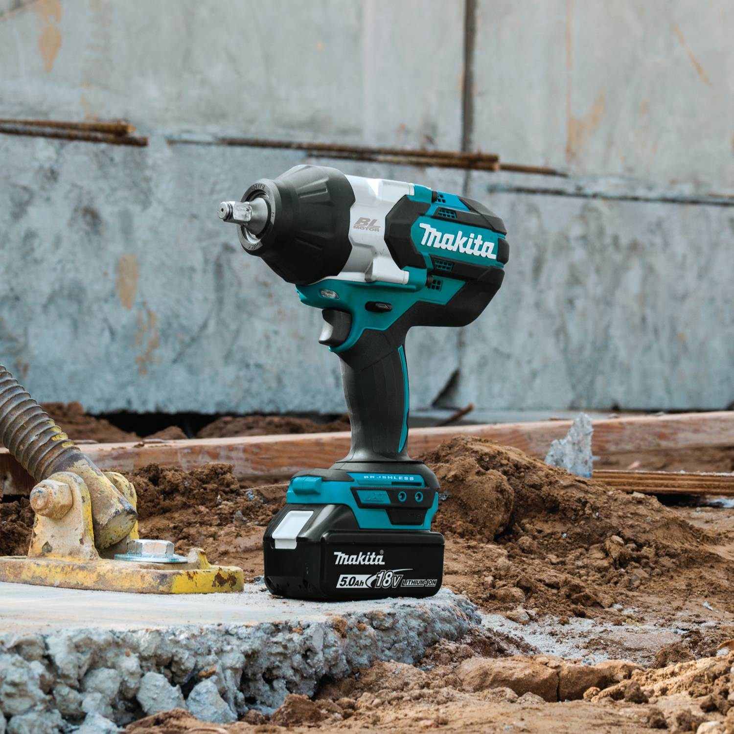 Makita XWT08T 18V LXT Lithium-Ion Brushless Cordless High-Torque 1/2" Sq. Drive Impact Wrench Kit w/ Friction Ring Anvil (5.0Ah)