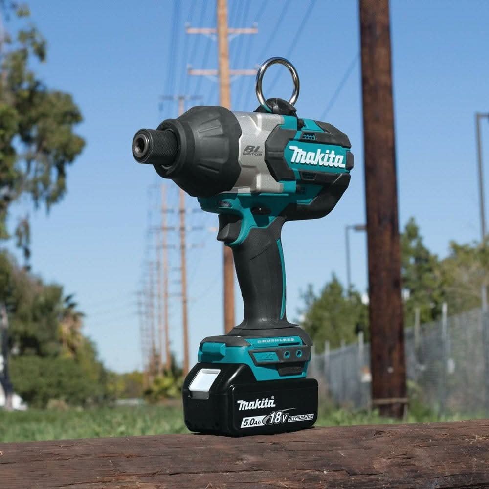 Makita XWT09T 18V LXT Lithium-Ion Brushless Cordless High-Torque 7/16" Hex Impact Wrench Kit (5.0Ah)