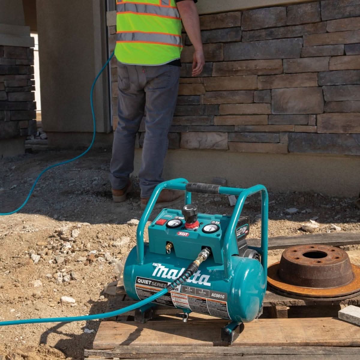 Makita 40V max XGT Brushless 2 Gal. Quiet Series Compressor Kit w/ 40V max XGT 13" Fan