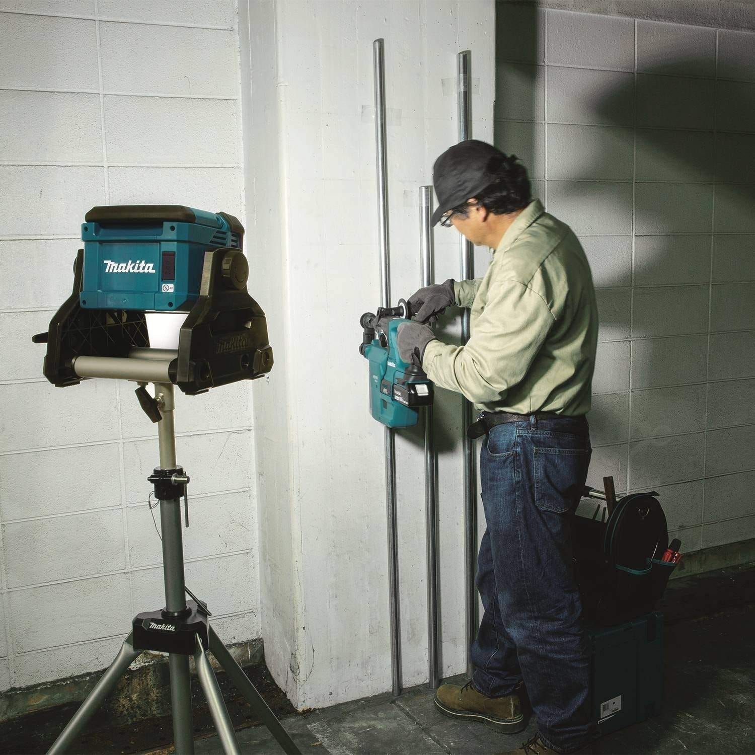 Makita DML811 18V LXT Lithium-Ion Cordless/Corded Work Light, Light Only