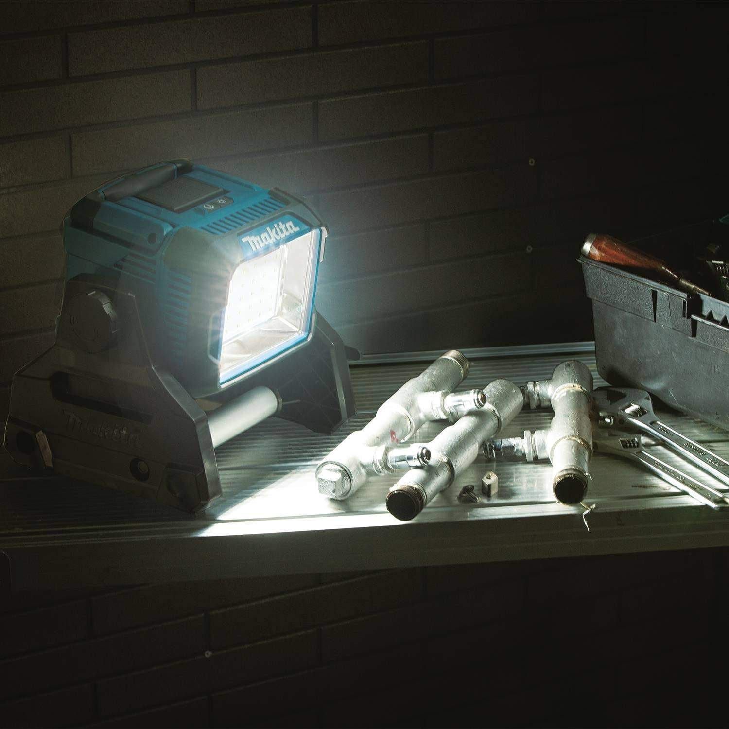 Makita DML811 18V LXT Lithium-Ion Cordless/Corded Work Light, Light Only