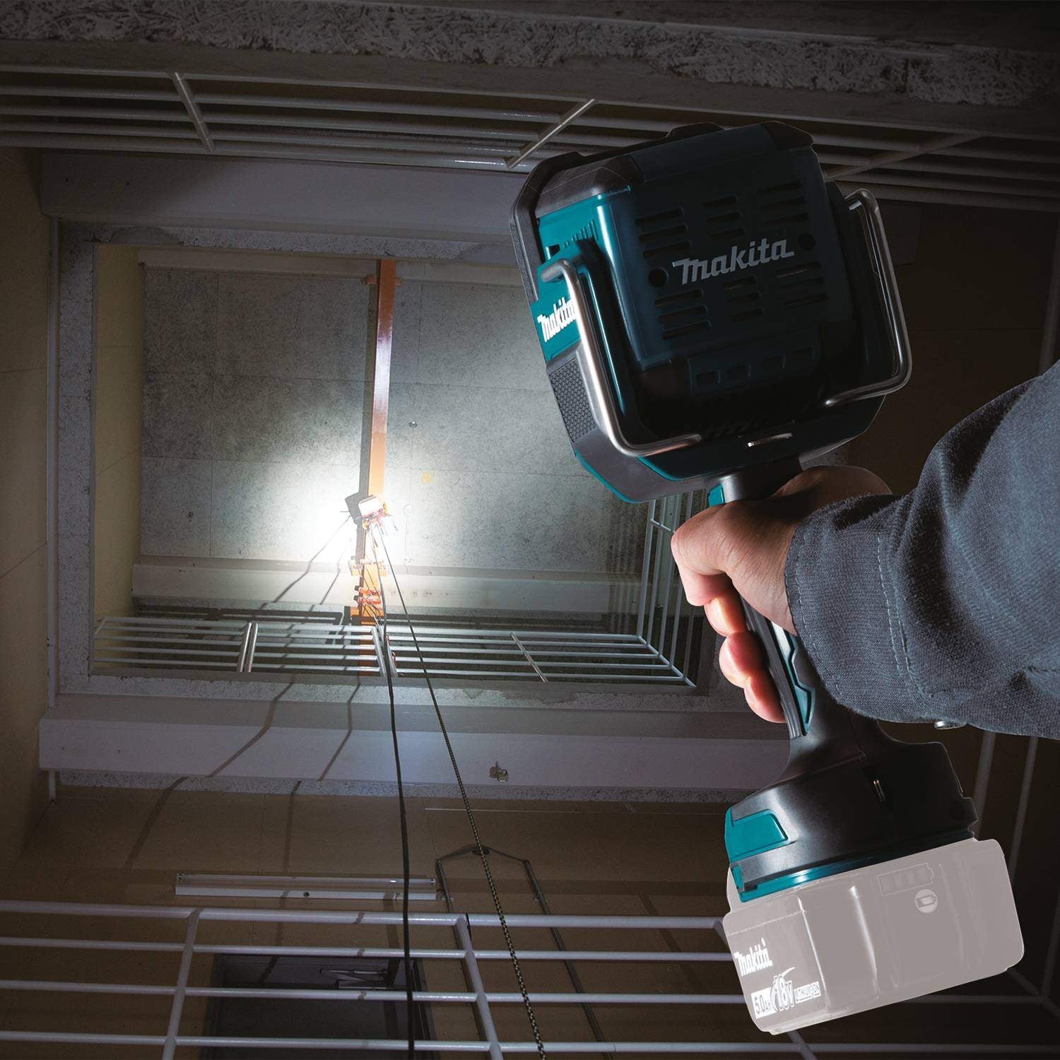 Makita DML812 18V LXT Lithium-Ion Cordless LED Flashlight / Spotlight, Light Only