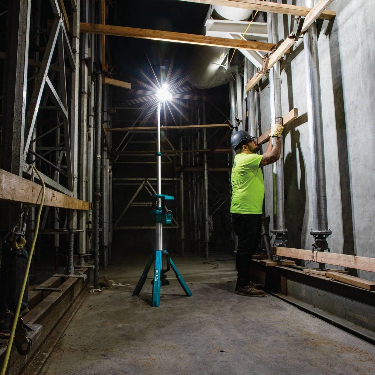 Makita DML814 18V LXT Lithium-Ion Cordless Tower Work/Multi-Directional Light, Light Only