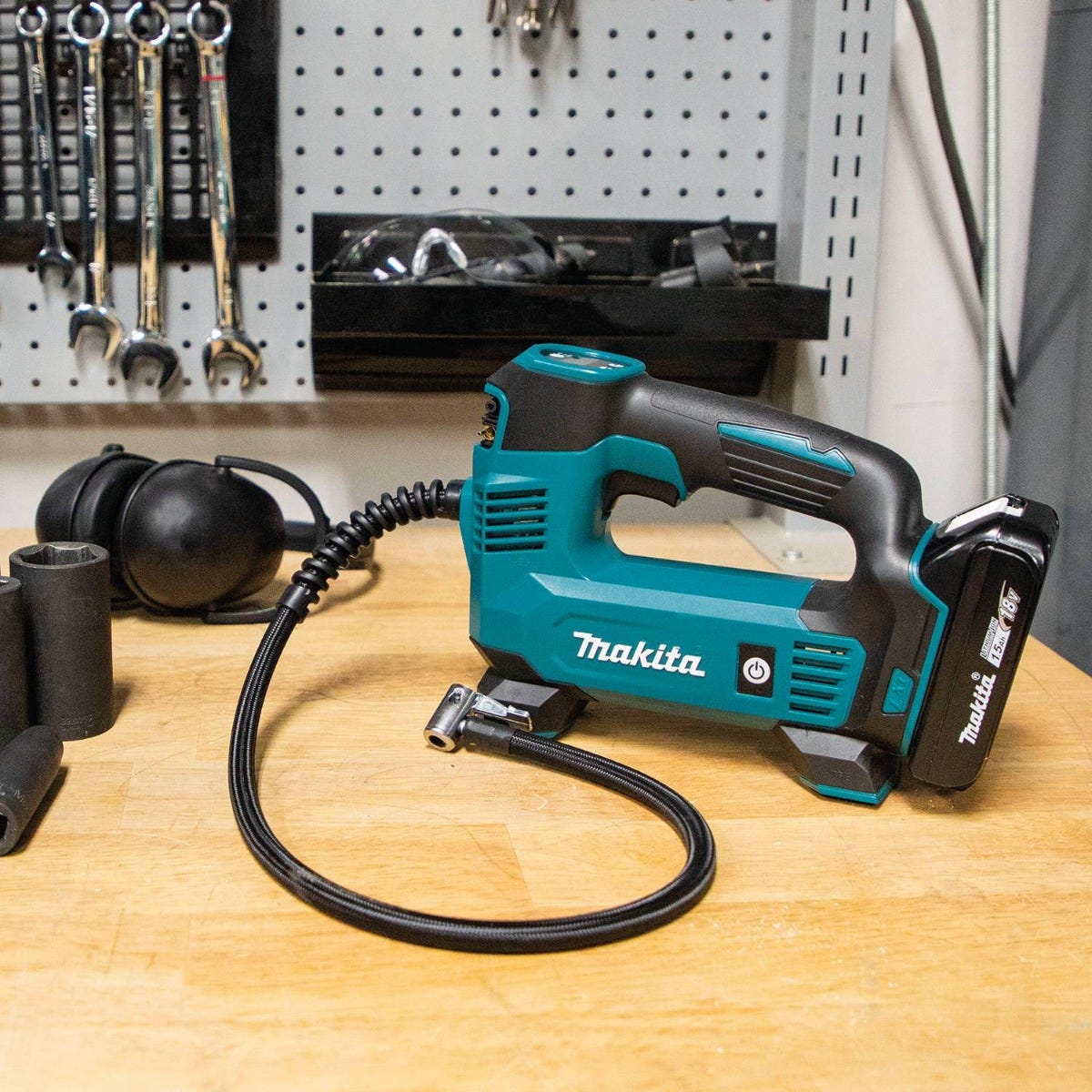 Makita DMP180SYX 18V Cordless Inflator 1.5Ah Kit