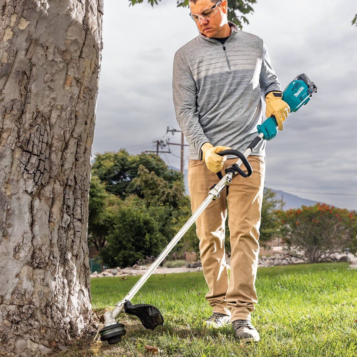 Makita XUX02SM1X5 18V LXT Brushless Couple Shaft Power Head Kit w/ String Trimmer, Pole Saw & Articulating Hedge Trimmer Attachments (4.0Ah)