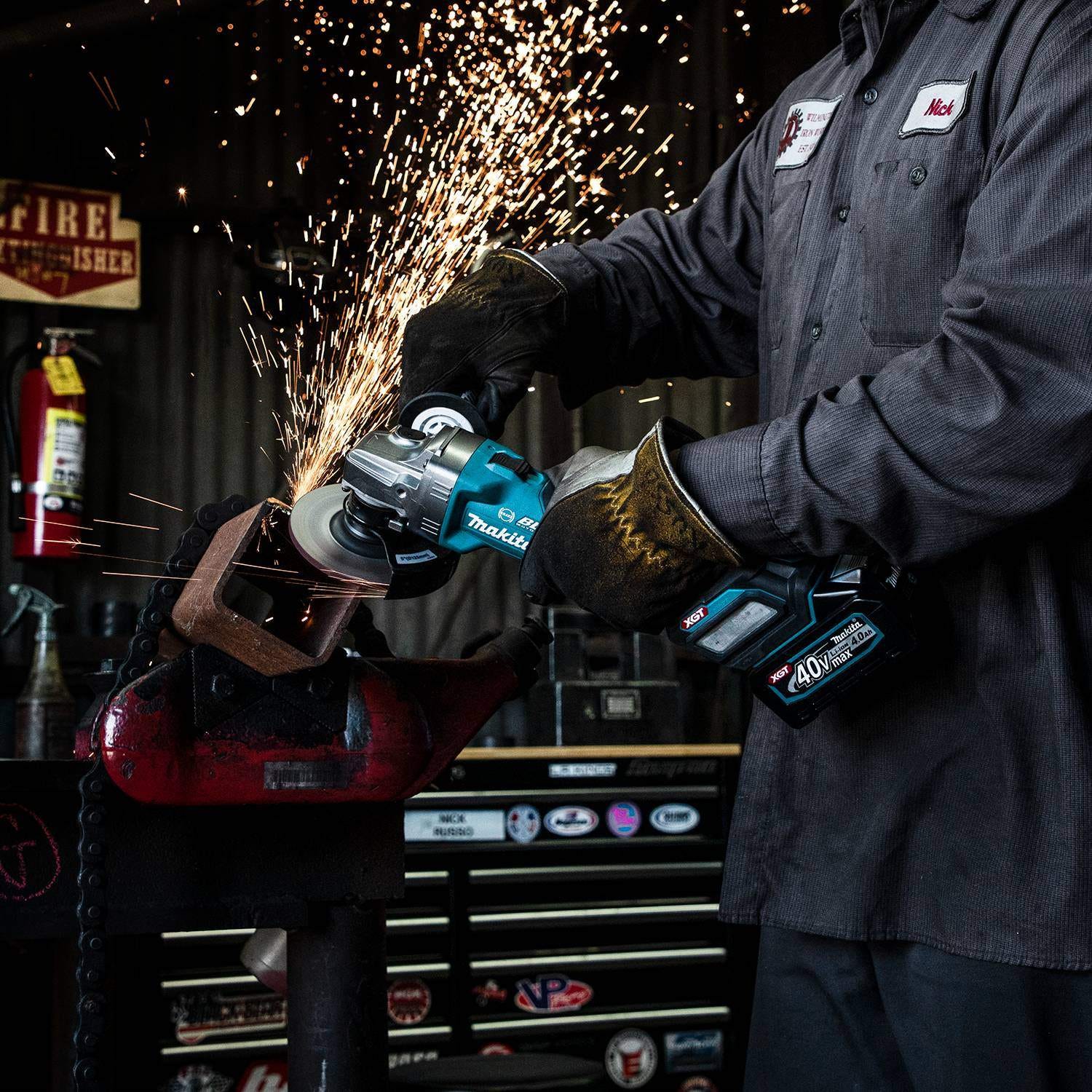 Makita GAG01M1 40V max XGT Brushless Cordless 4-1/2" / 5" Angle Grinder Kit, with Electric Brake (4.0Ah)