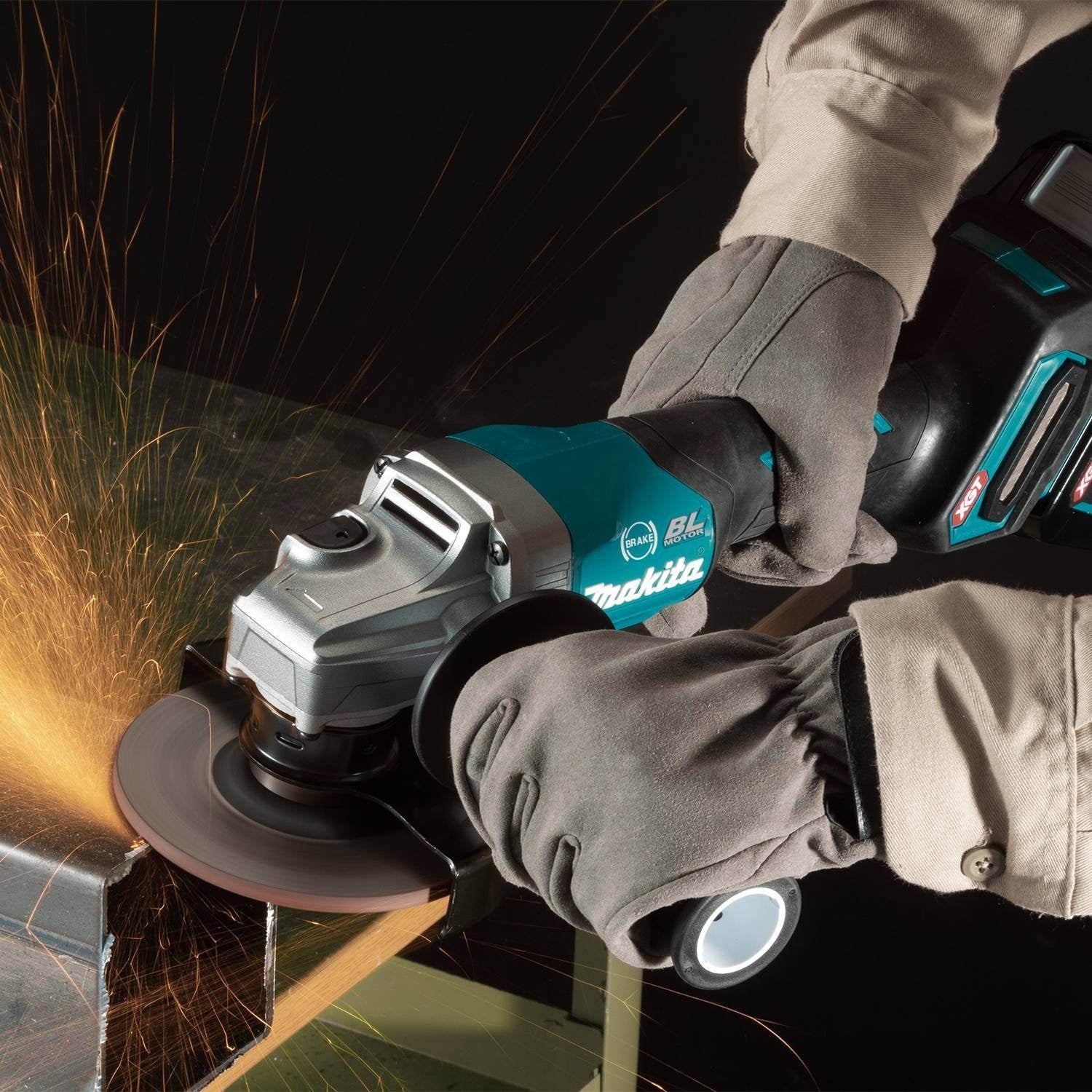 Makita GAG03M1 40V max XGT Brushless Cordless 4-1/2" / 5" Paddle Switch Angle Grinder Kit, with Electric Brake (4.0Ah)