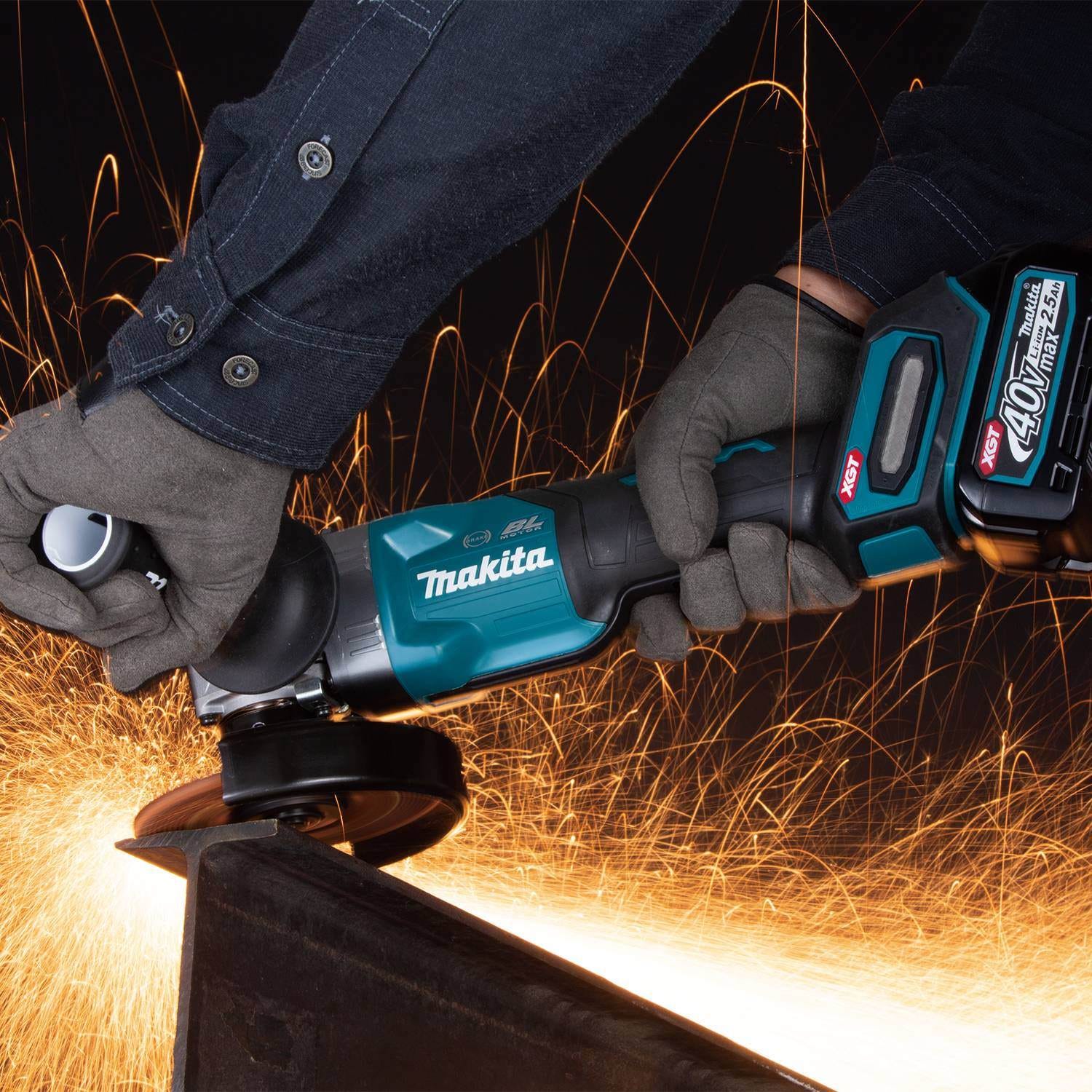 Makita GAG03M1 40V max XGT Brushless Cordless 4-1/2" / 5" Paddle Switch Angle Grinder Kit, with Electric Brake (4.0Ah)