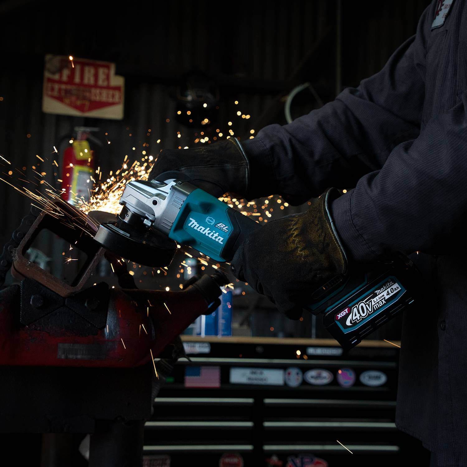 Makita GAG03M1 40V max XGT Brushless Cordless 4-1/2" / 5" Paddle Switch Angle Grinder Kit, with Electric Brake (4.0Ah)
