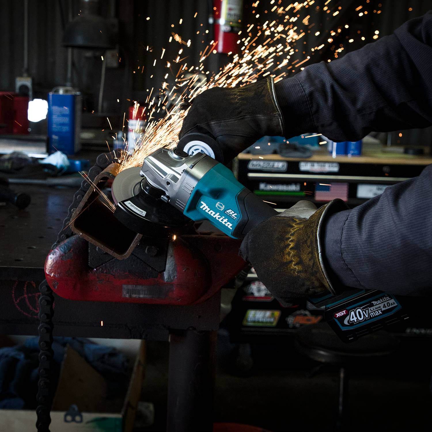 Makita GAG03M1 40V max XGT Brushless Cordless 4-1/2" / 5" Paddle Switch Angle Grinder Kit, with Electric Brake (4.0Ah)