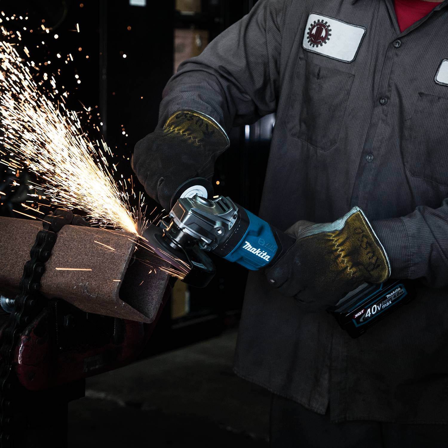 Makita GAG03M1 40V max XGT Brushless Cordless 4-1/2" / 5" Paddle Switch Angle Grinder Kit, with Electric Brake (4.0Ah)