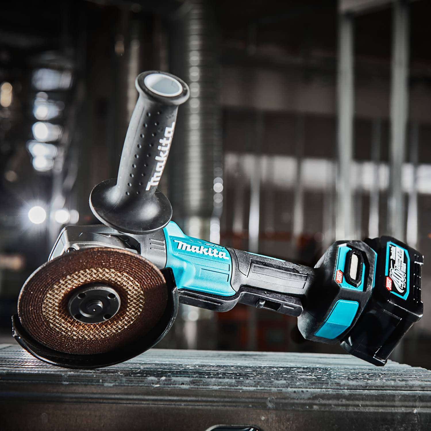 Makita GAG03M1 40V max XGT Brushless Cordless 4-1/2" / 5" Paddle Switch Angle Grinder Kit, with Electric Brake (4.0Ah)