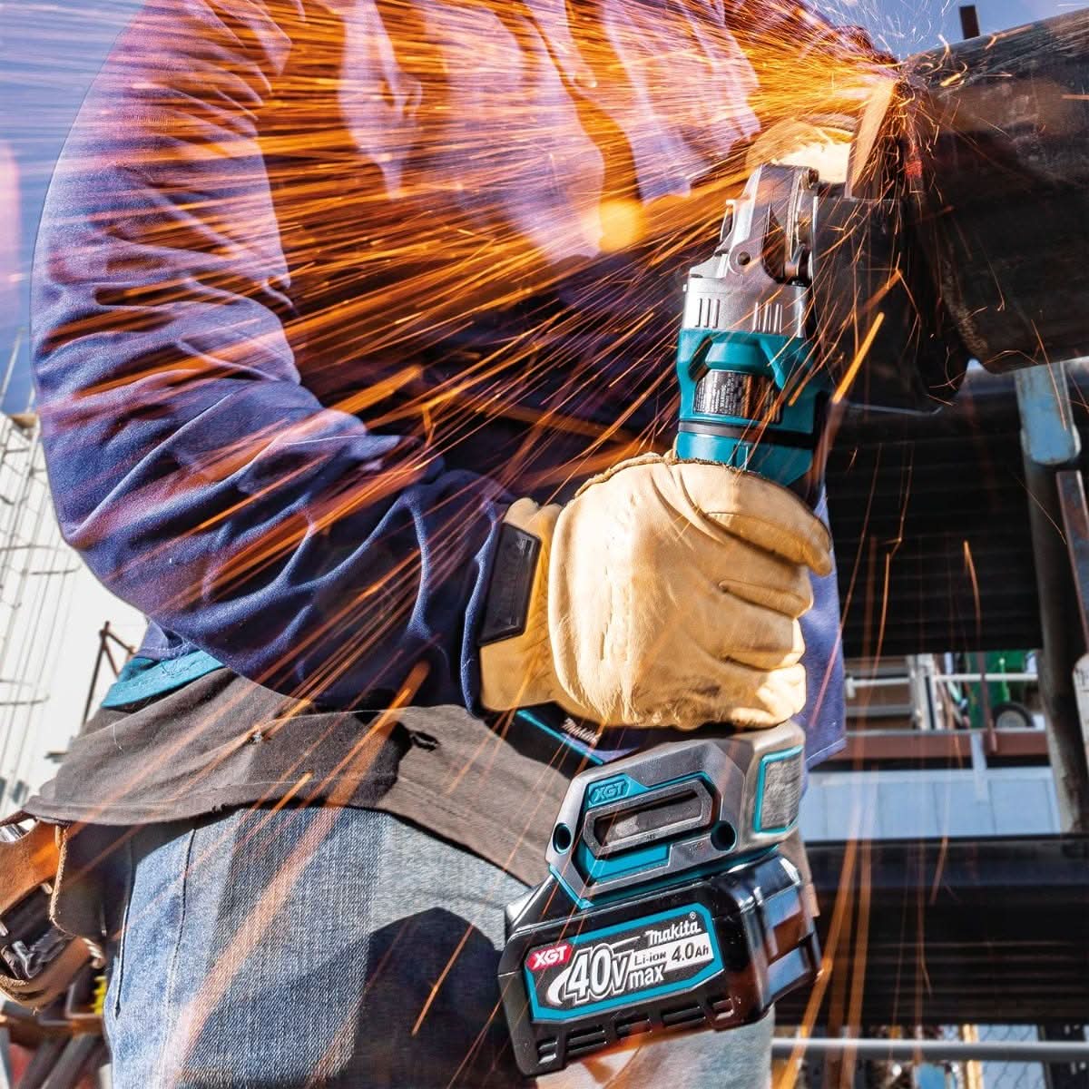 Makita GAG14M1 40V max XGT Brushless Cordless 4-1/2" / 6" Paddle Switch Angle Grinder Kit, with Electric Brake (4.0Ah)