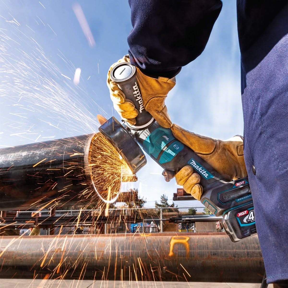 Makita GAG14M1 40V max XGT Brushless Cordless 4-1/2" / 6" Paddle Switch Angle Grinder Kit, with Electric Brake (4.0Ah)