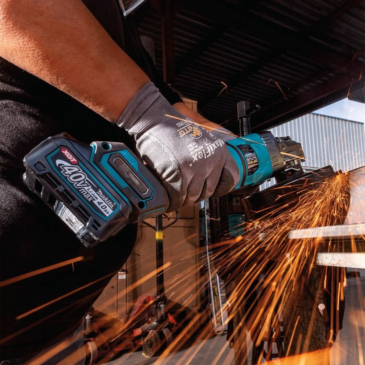 Makita GAG14M1 40V max XGT Brushless Cordless 4-1/2" / 6" Paddle Switch Angle Grinder Kit, with Electric Brake (4.0Ah)