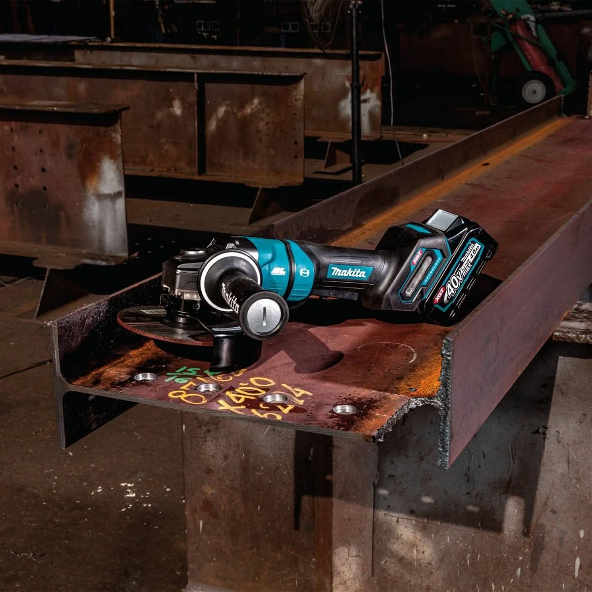 Makita GAG14M1 40V max XGT Brushless Cordless 4-1/2" / 6" Paddle Switch Angle Grinder Kit, with Electric Brake (4.0Ah)