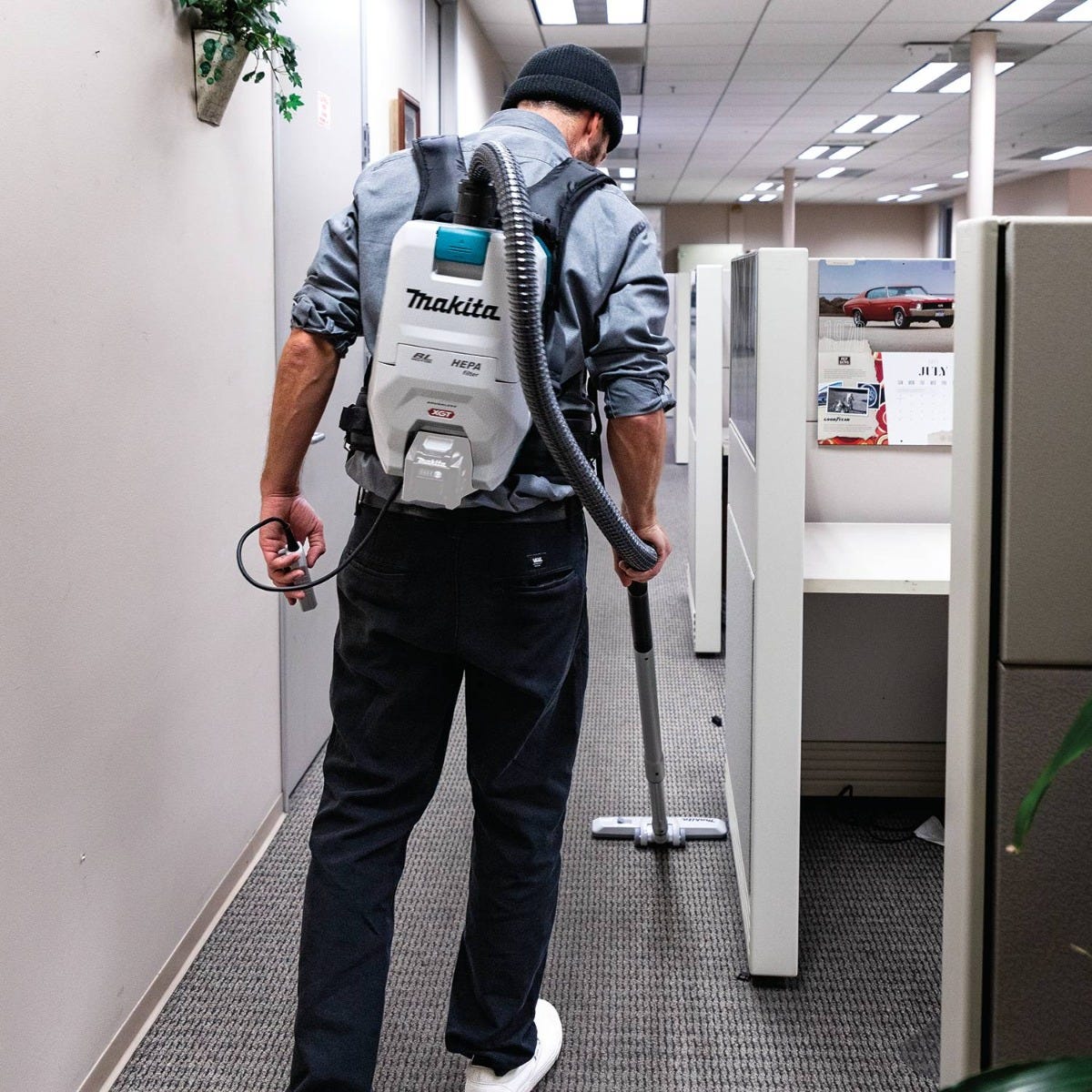 Makita GCV05ZX 40V max XGT Brushless Cordless 2 Quart HEPA Filter Backpack Dry Vacuum, Tool Only