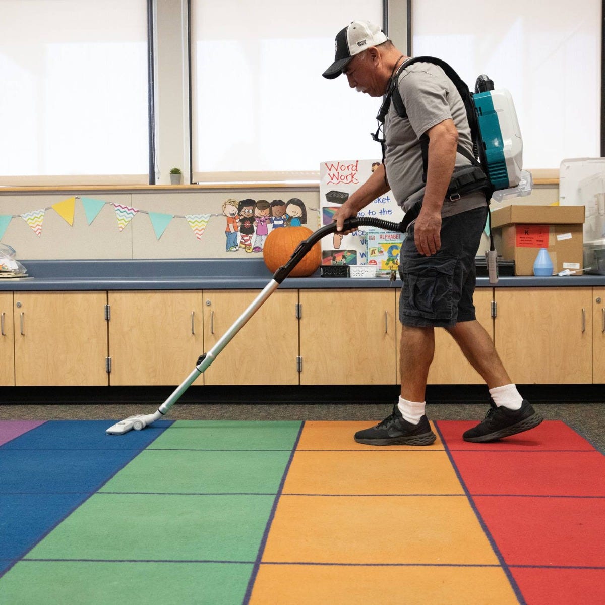 Makita GCV05ZX 40V max XGT Brushless Cordless 2 Quart HEPA Filter Backpack Dry Vacuum, Tool Only