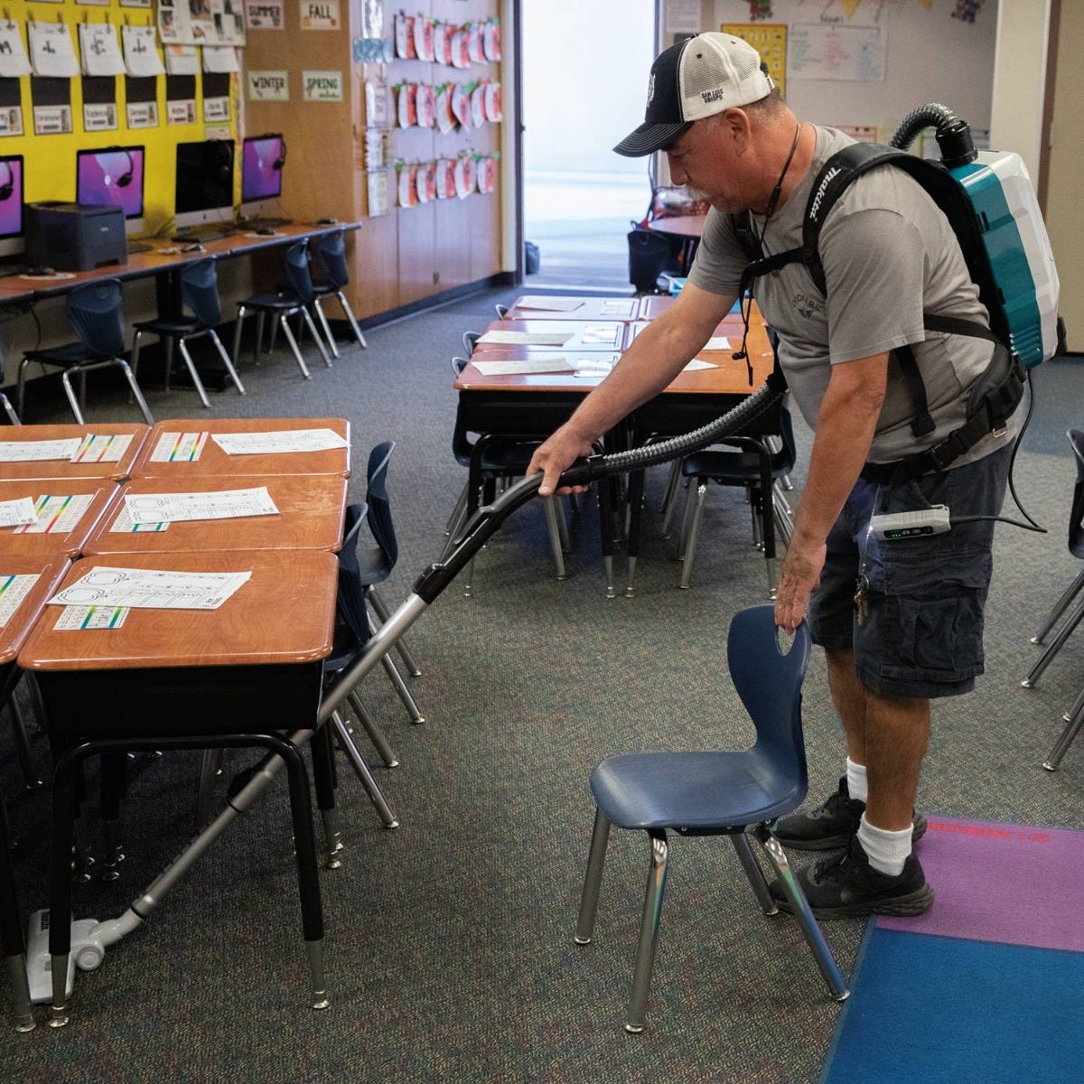 Makita GCV05ZX 40V max XGT Brushless Cordless 2 Quart HEPA Filter Backpack Dry Vacuum, Tool Only