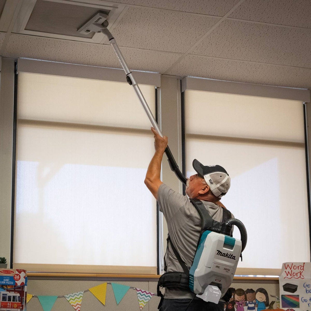 Makita GCV05ZX 40V max XGT Brushless Cordless 2 Quart HEPA Filter Backpack Dry Vacuum, Tool Only