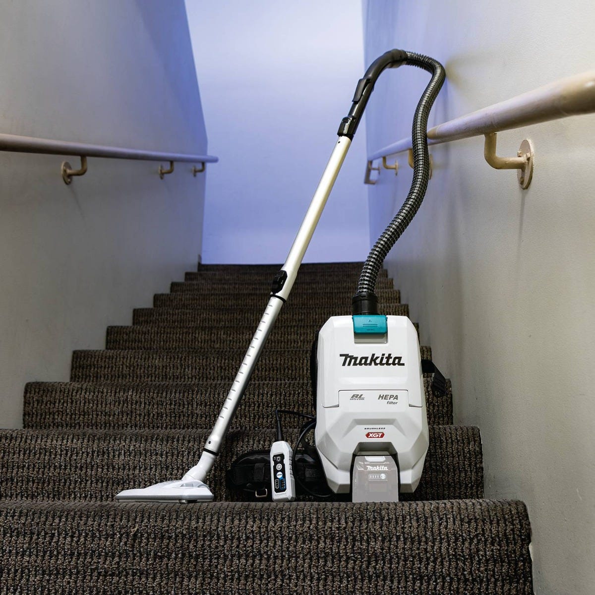 Makita GCV05ZX 40V max XGT Brushless Cordless 2 Quart HEPA Filter Backpack Dry Vacuum, Tool Only